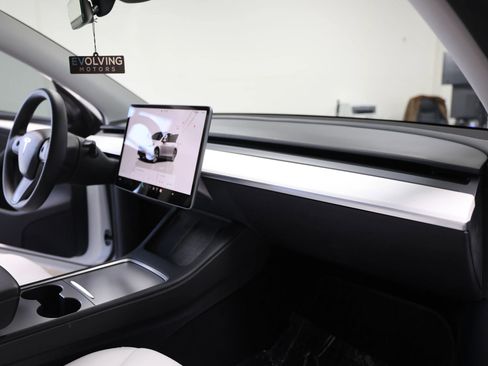Used 2024 Tesla Model Y Long Range AWD/4WD image 36