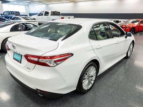 Used 2018 Toyota Camry XLE FWD image 6