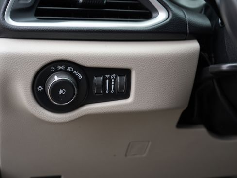 Used 2020 Chrysler Pacifica Touring-L FWD image 17