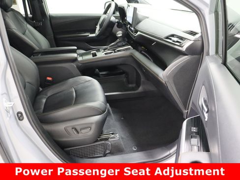 Used 2025 Toyota Sienna XLE Woodland Edition image 41