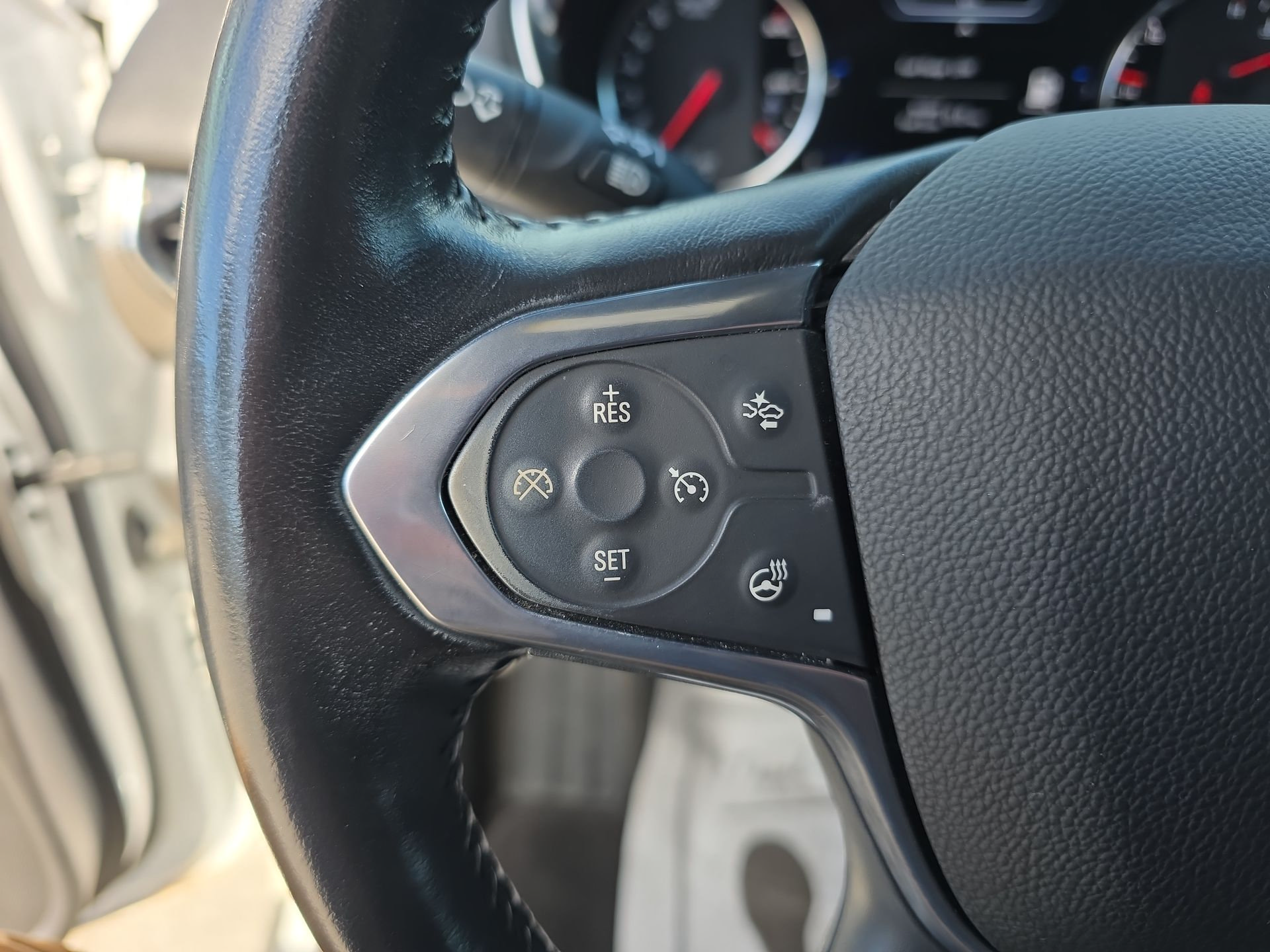 Used 2022 Chevrolet Traverse Premier AWD/4WD image 37