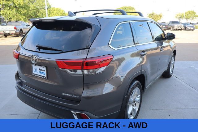 Used 2017 Toyota Highlander Limited AWD/4WD image 4