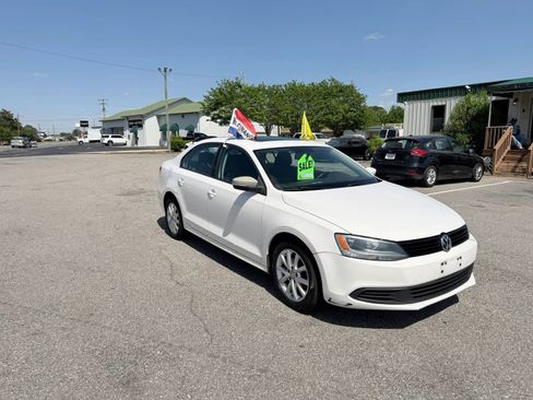 Used 2011 Volkswagen Jetta SE image 2