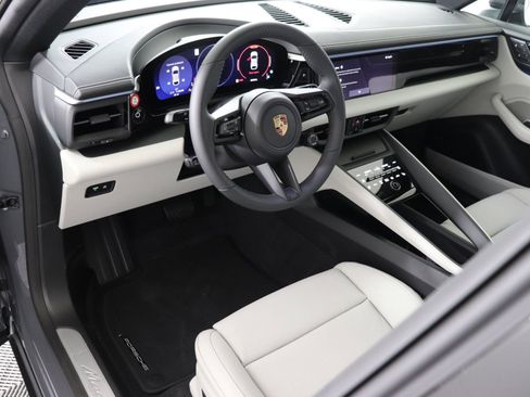 Certified 2025 Porsche Macan Electric image 3