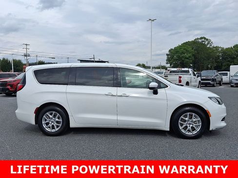 Used 2022 Chrysler Voyager LX image 7