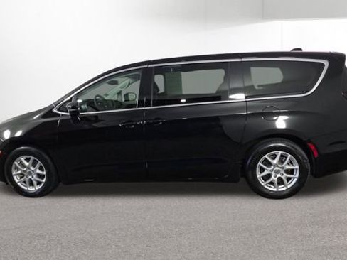 Used 2024 Chrysler Pacifica Touring-L FWD image 5