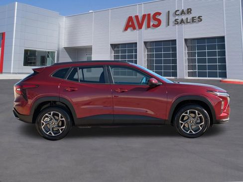 Used 2025 Chevrolet Trax LT w/ LT Convenience Package image 5