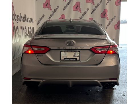 Used 2020 Toyota Camry SE FWD image 11