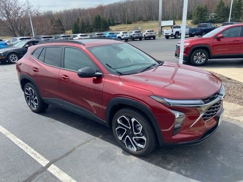 Used 2025 Chevrolet Trax RS w/ Sunroof Package image 2