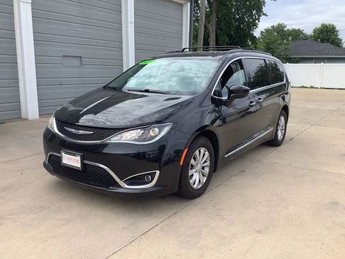 Used 2017 Chrysler Pacifica Touring-L FWD image 4