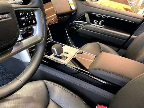 New 2025 Land Rover Range Rover SE image 9