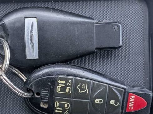 Used 2016 Chrysler Town & Country Touring FWD image 30