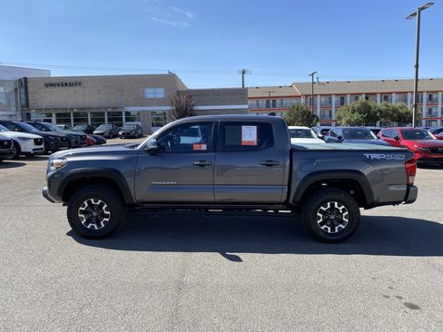 Used 2017 Toyota Tacoma TRD Off-Road w/ Premium & Technology Package AWD/4WD image 46