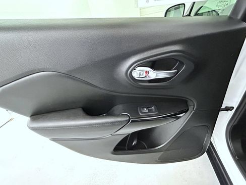 Used 2021 Jeep Cherokee Latitude Plus AWD/4WD image 20