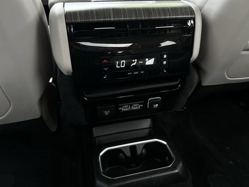 Used 2023 Jeep Wagoneer Series III w/ Premium Group I AWD/4WD image 36