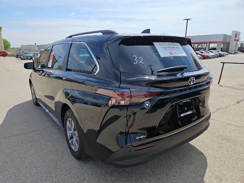 Certified 2026 Toyota Sienna XLE image 3