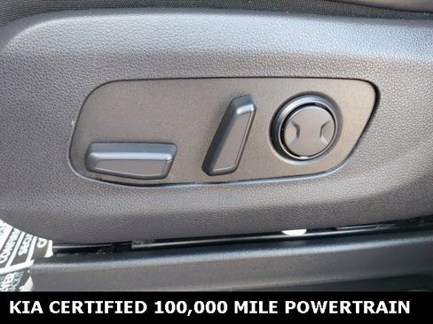 Used 2024 Kia Carnival LX image 20