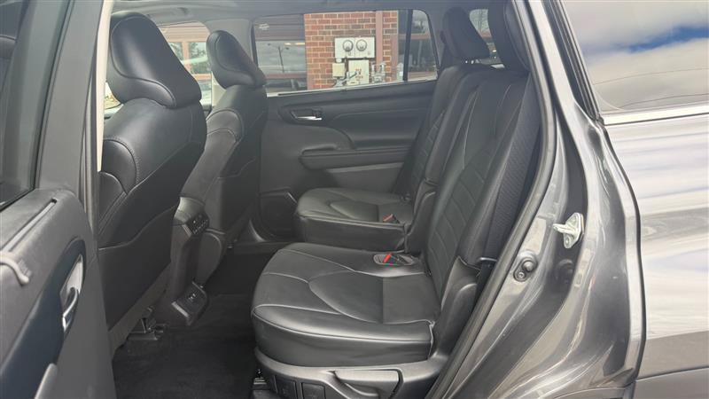 Used 2021 Toyota Highlander XLE FWD image 20