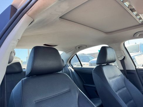 Used 2012 Volkswagen Jetta SE FWD image 2
