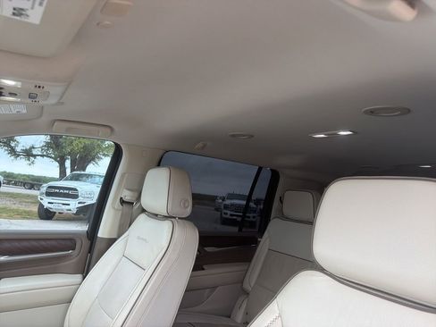 Used 2021 GMC Yukon XL Denali image 17