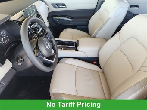 Used 2025 Nissan Pathfinder SL image 10