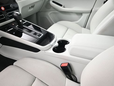 Certified 2023 Porsche Macan Turbo AWD/4WD image 22