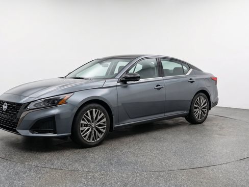 Used 2025 Nissan Altima 2.5 SV FWD image 3