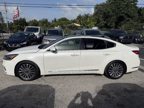 Used 2017 Kia Cadenza Premium w/ Luxury Package FWD image 4