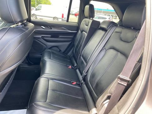 Used 2024 Jeep Grand Cherokee Limited AWD/4WD image 19
