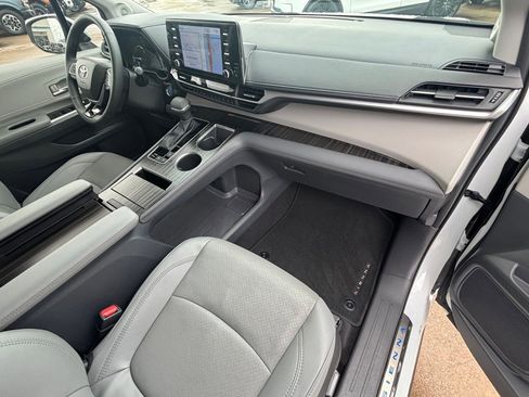 Used 2023 Toyota Sienna Limited image 52