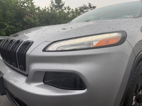 Used 2016 Jeep Cherokee Latitude w/ Cold Weather Group AWD/4WD image 12