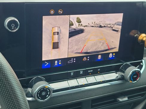 Used 2023 Chevrolet Colorado Trail Boss w/ Technology Package AWD/4WD image 31