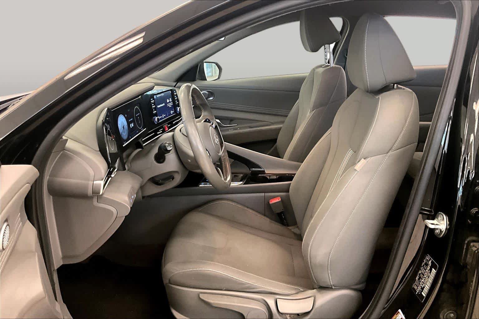 Used 2022 Hyundai Elantra SEL w/ Convenience Package FWD image 7