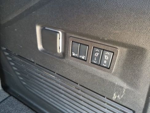 Used 2024 GMC Yukon Denali Ultimate AWD/4WD image 33