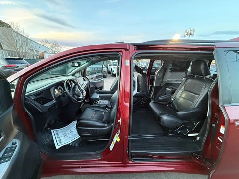 Used 2015 Toyota Sienna SE Premium image 21