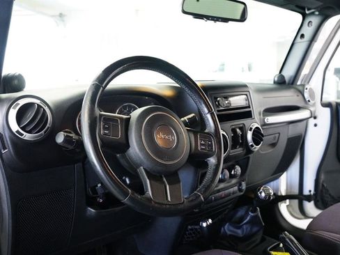 Used 2013 Jeep Wrangler Unlimited Sahara image 8