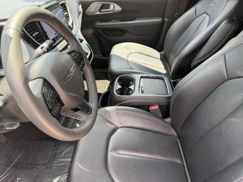 Used 2024 Chrysler Pacifica Limited FWD image 10