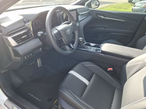 Used 2025 Toyota Camry SE w/ Convenience Package image 15