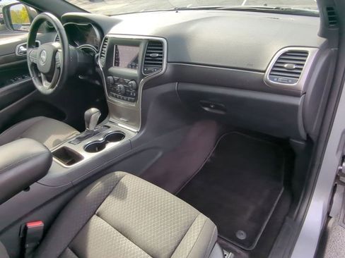 Used 2018 Jeep Grand Cherokee Laredo image 25