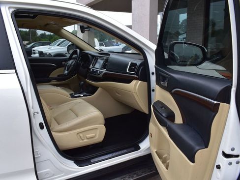 Used 2015 Toyota Highlander Limited FWD image 18