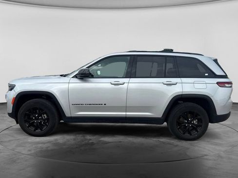Used 2024 Jeep Grand Cherokee Altitude AWD/4WD image 8