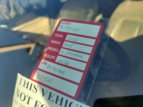 Used 2023 Jeep Grand Cherokee Limited w/ Black Appearance Package image 10