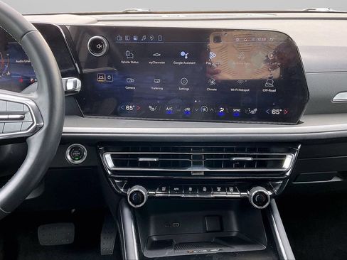 Used 2025 Chevrolet Traverse LT w/ LPO, Floor Liner Package FWD image 12