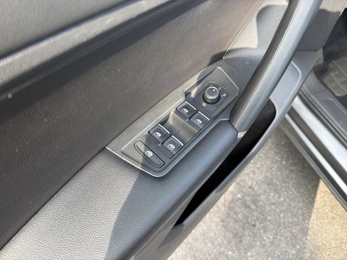 Used 2020 Volkswagen Tiguan SE w/ Panoramic Sunroof Package FWD image 14