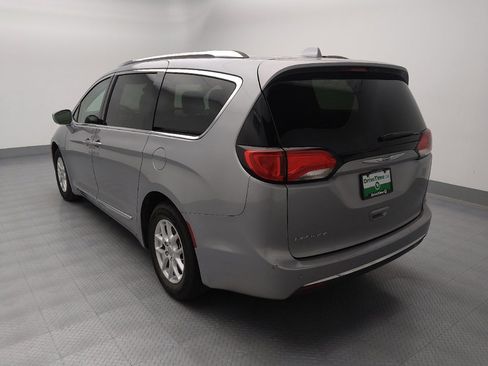 Used 2020 Chrysler Pacifica Touring-L image 5