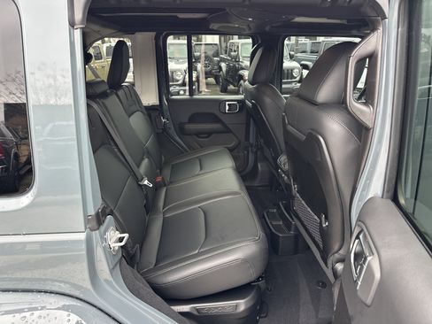 Used 2025 Jeep Wrangler Sahara image 16