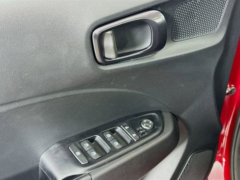 Used 2023 Hyundai Venue Limited image 18