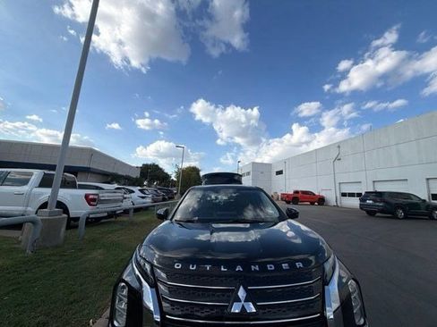 Used 2022 Mitsubishi Outlander SE FWD image 2
