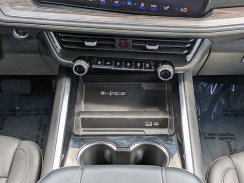Certified 2025 Chevrolet Suburban LT RWD image 18
