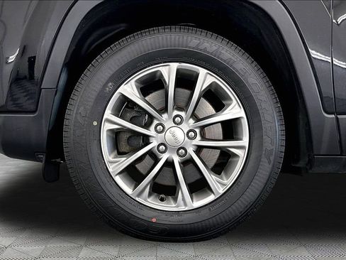 Used 2019 Jeep Cherokee Latitude Plus image 9